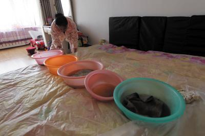 泽库楼上漏水，住户失联，小区没物管，业主维权难！律师来支招……